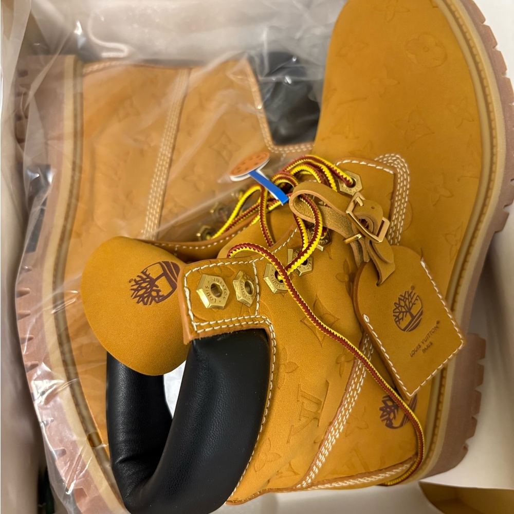 Louis Vuitton Yellow and Black Leather Detail - Picture 2 of 12